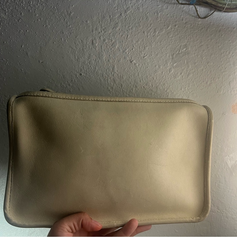VTG coach basic bag in the color bone. Fair condition. Made in New York